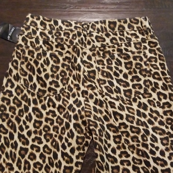 Leopard Denim ankle pants 30 waist 26 from crotch - Picture 6 of 7